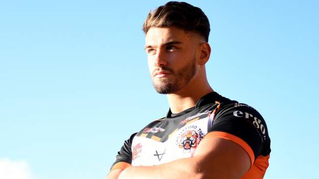 Love Island star O'Neill returns to Castleford
