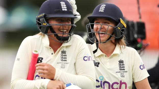 Women's Ashes: Australia and England serve up vintage Test