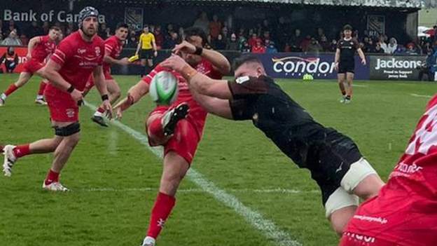 Jersey beat Ealing to go top of Championship