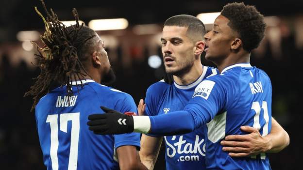 <div>Manchester United 3-1 Everton: Toffees in 'bad place' but show fight for Frank Lampard - Coady</div>