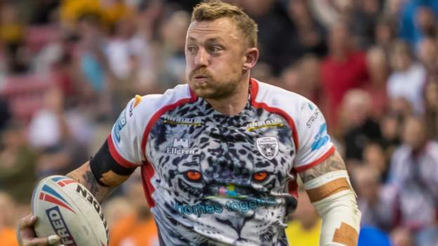 Leigh beat Castleford to keep title hopes alive