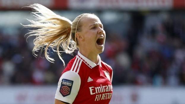 England forward Beth Mead has signed a new contract with Arsenal
