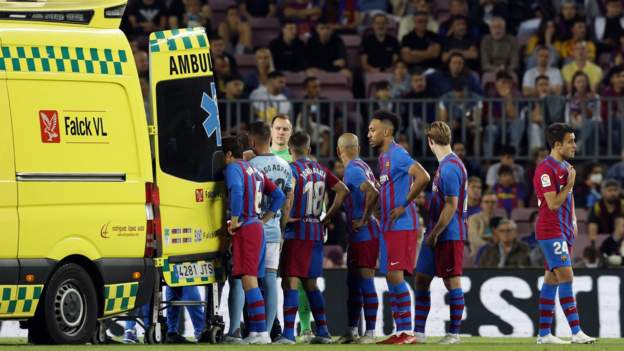 Barcelona's Ronald Araujo taken to hospital with concussion after clash of heads