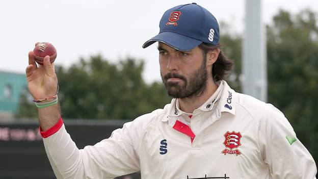 Shane Snater: Essex pace thrower agrees contract extension until 2025