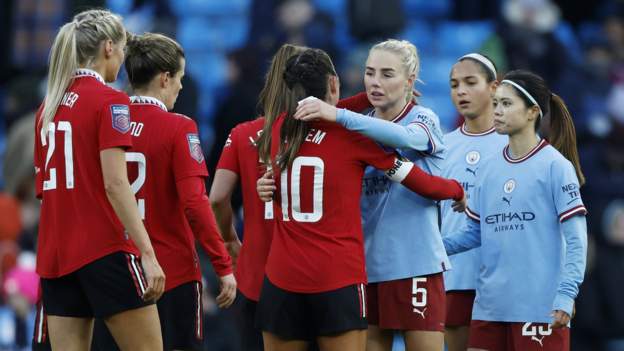 Four-way title race as Man Utd show no sign of fading