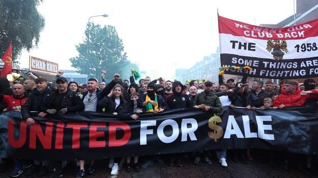 Manchester United: Fans hold protest march to Old Trafford before Liverpool game