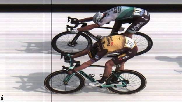 Michael Teunissen (bottom) pips Peter Sagan on the finish line
