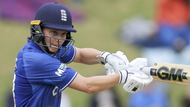 Jones führt England im ersten ODI an Neuseeland vorbei