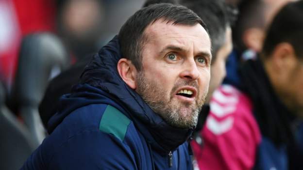 Ten-man Wolves pile pressure on Saints boss Jones