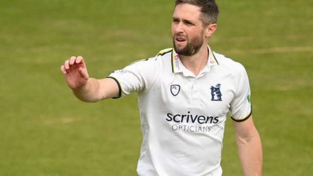 County Championship: Bears on high after pacemen bowl out Hampshire