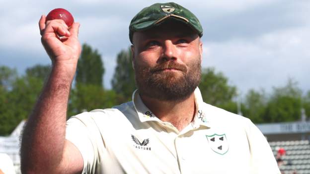 County Championship: Joe Leach takes 5-41 to lead Worcestershire fightback against Leicestershire
