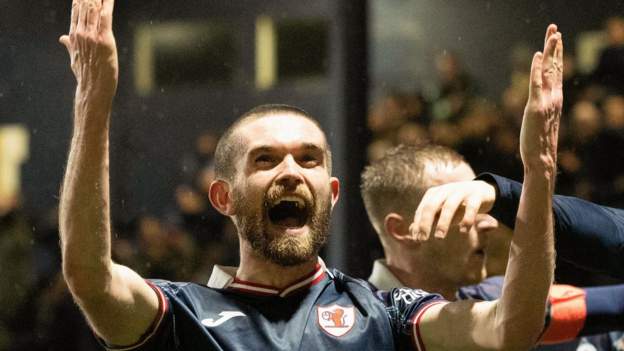 Rovers go top after thrilling 4-3 win over Thistle
