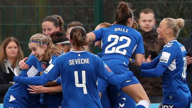 Everton hold on for entertaining win over Reading