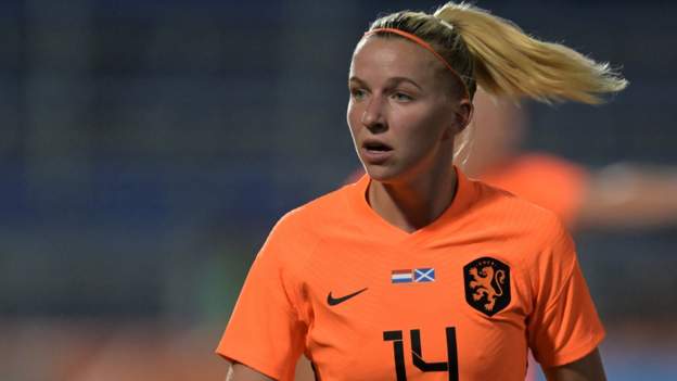 Jackie Groenen: Manchester United midfielder close to agreeing move to Paris St-..