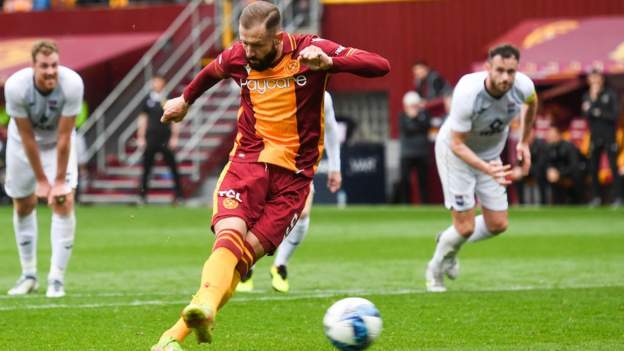 Van Veen scores late as Motherwell beat County