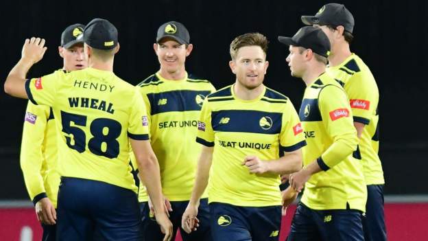 T20 Blast: Hampshire Hawks upset holders Notts Outlaws to reach Finals Day
