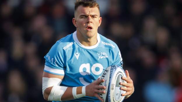 Sale full-back Carpenter extends deal