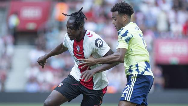 Leeds beat Saints to move out of relegation zone
