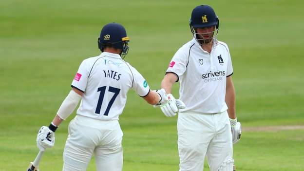 County Championship: Warwickshire aim for final-day win over Somerset to claim title