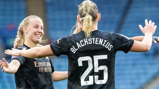 Arsenal beat Leicester for 14th straight WSL win