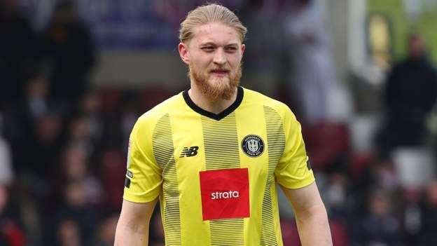 Wrexham's move for Armstrong falls through