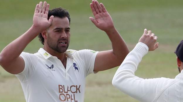 Kent on top against Division One leaders Surrey