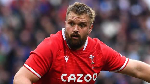 Francis quits Ospreys for France move