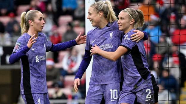 Man Utd 1-2 Liverpool: Hosts beaten and lose ground in WSL title race