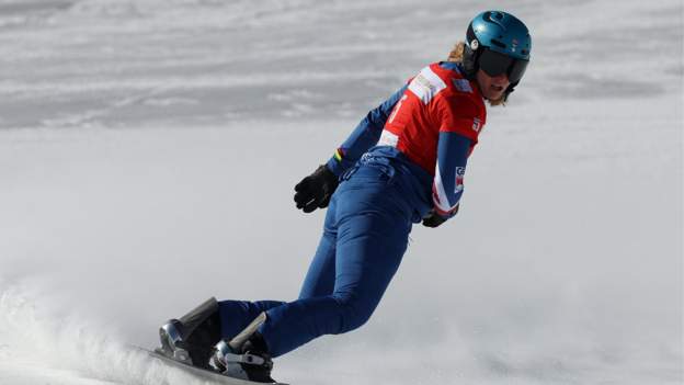 Bankes crashes out in snowboard cross title defence