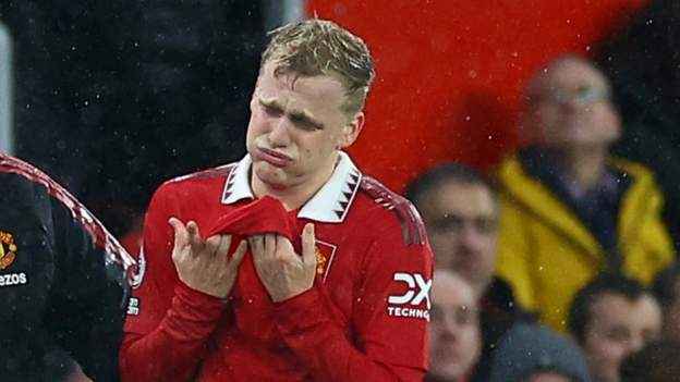Van de Beek out for rest of season with knee injury