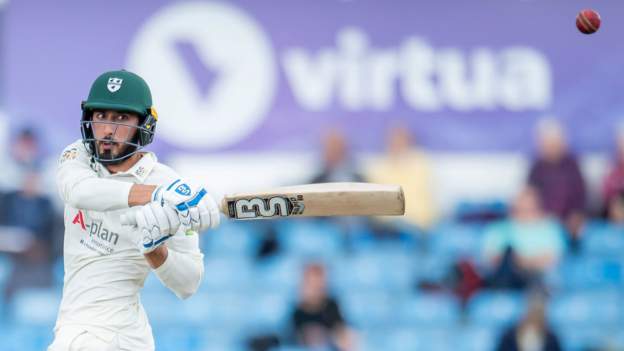 Worcestershire close in on promotion at Headingley-ZoomTech News