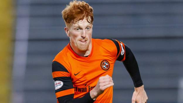 Simon Murray: Striker agrees move to Hibernian from Dundee United - BBC ...