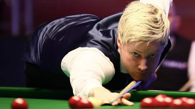 Tour Championship: Neil Robertson beats Ronnie O'Sullivan 10-9 to reach final