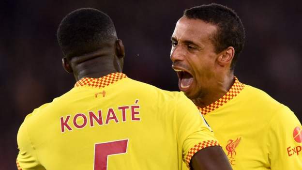 Liverpool beat Saints to keep title race alive