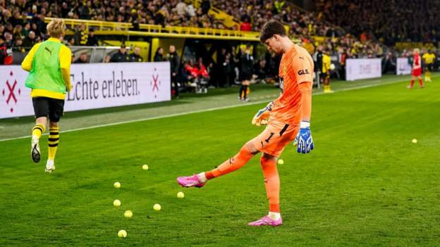 Dortmund win after more tennis ball & chocolate protests
