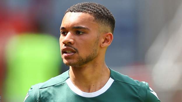 Cameron Green: Full-back signs first full-time Wrexham contract - BBC Sport