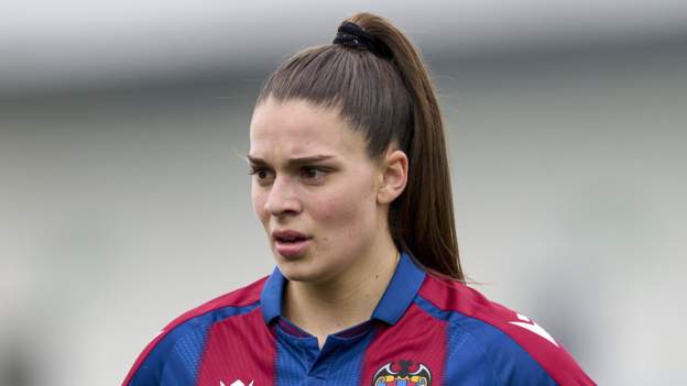 Gio Queiroz: Arsenal sign Brazil winger from Barcelona then loan to Everton