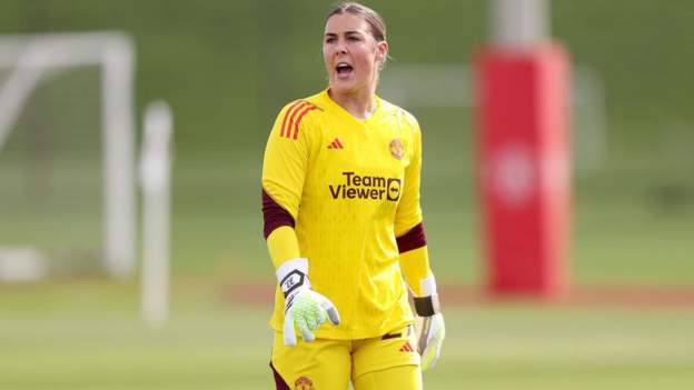 Earps '100% committed' to Man Utd after bid - Skinner