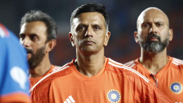 Dravid signs extension to remain India head coach