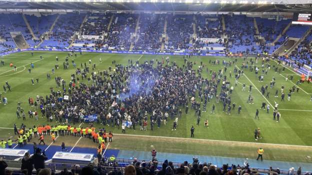Reading match abandoned after fans' pitch invasion
