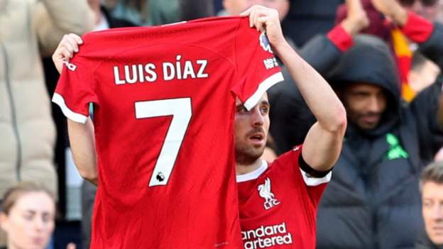 Liverpool show support for absent Diaz in Forest win