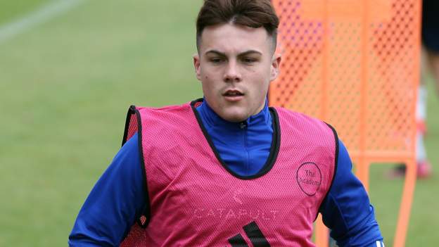 Mitch Clark: Port Vale re-sign Leicester City defender on loan - BBC Sport