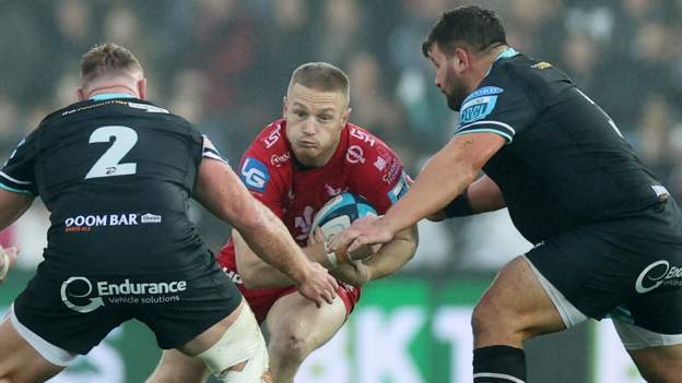 Ospreys power to bonus-point win over Scarlets