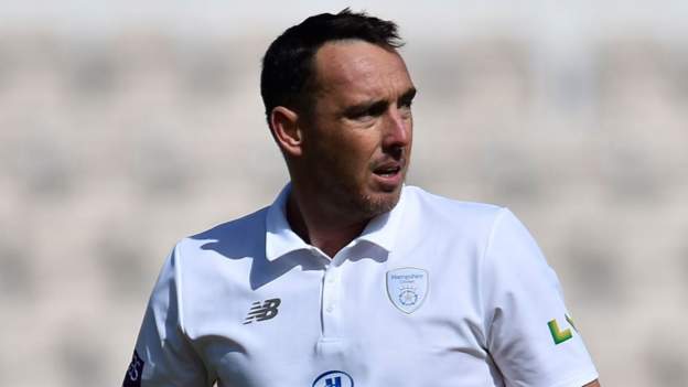 Kyle Abbott: el lanzador rápido de Hampshire firma una extensión de contrato de dos años hasta 2024