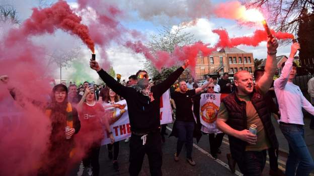 Man Utd fans protest against Glazer Family ownership before Norwich match - BBC Sport