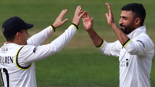 County Championship: Gloucestershire nutzt Yorkshire nach Gohar für fünf