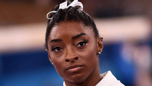 Simone Biles withdraws from floor final at Tokyo Olympics