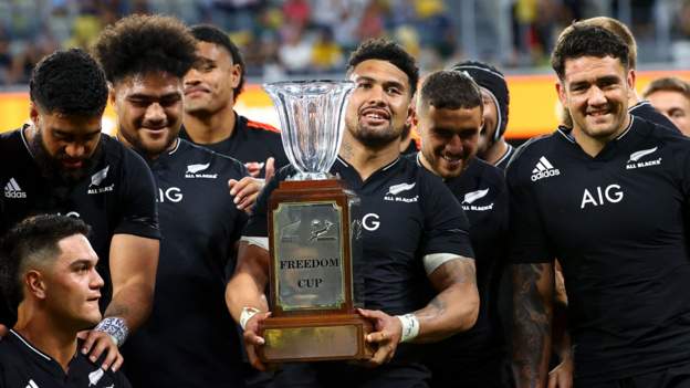 Rugby Championship - New Zealand 19-17 South Africa: All Blacks seal title with late penalty