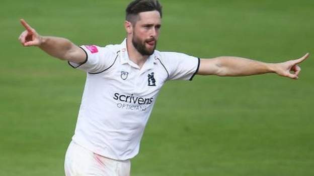 Warwickshire beat resilient Kent in fading light