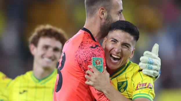 Marcelino Núñez: el técnico del Norwich City, Dean Smith, aliviado tras el penal chileno de Panenka